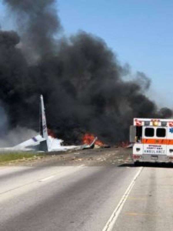 military plane crashes 