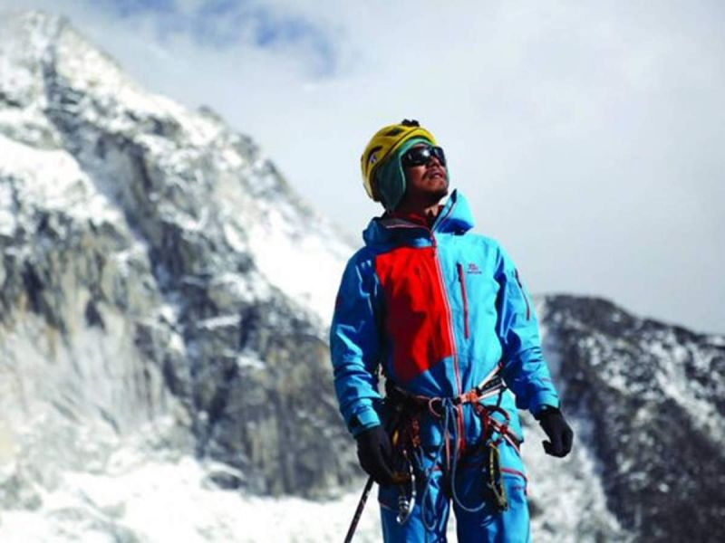  First blind Chinese mountaineer climbs Mount Everest