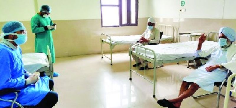  ਕੈਪਸ਼ਨ:-ਵਿਧਾਇਕ ਅੰਗਦ ਸਿੰਘ ਬਾਬਾ ਗੁਰਬਚਨ ਸਿੰਘ ਤੇ ਹੋਰ ਸਿਹਤਯਾਬ ਹੋਏ ਵਿਅਕਤੀਆਂ ਨਾਲ ਮੁਲਾਕਾਤ ਕਰਦੇ ਹੋਏ।        