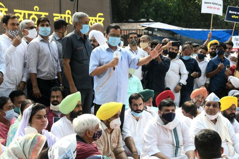 Kejriwal joins Punjab AAP's protest at Jantar Mantar 
