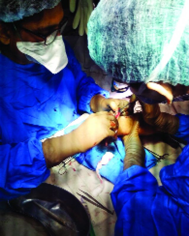 ਜ਼ੇਰੇ ਇਲਾਜ ਏ.ਐਸ.ਆਈ. ਹਰਜੀਤ ਸਿੰਘ ਅਤੇ ਹੱਥ ਦਾ ਆਪਰੇਸ਼ਨ ਕਰਦੇ ਪੀ.ਜੀ.ਆਈÊ ਦੇ ਡਾਕਟਰ। 