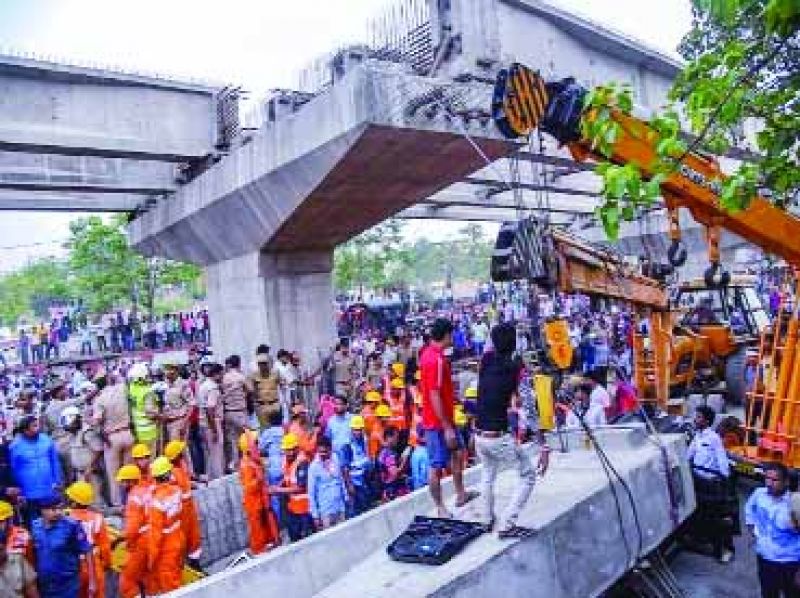 Part of the construction bridge fell, 12 deaths