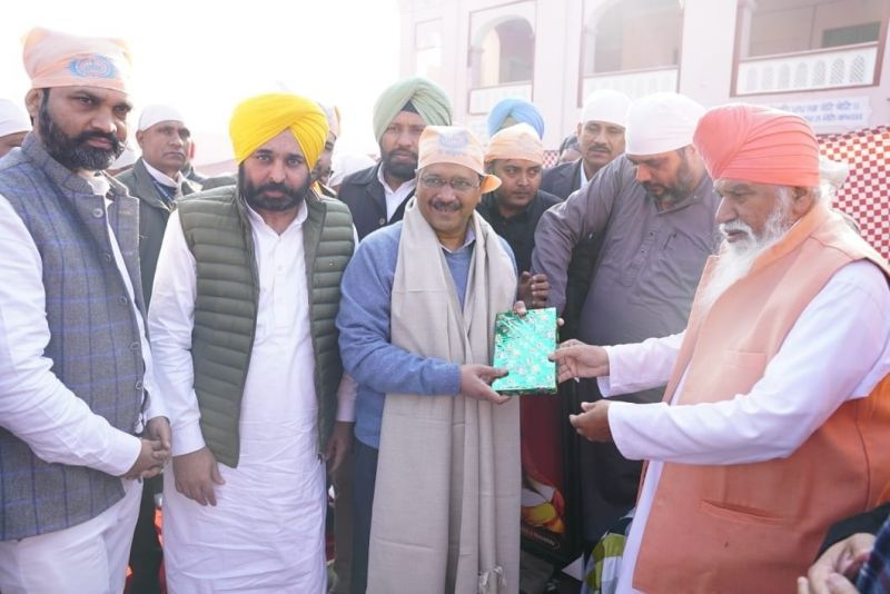 Arvind Kejriwal and Bhagwant Mann pay obeisance at Dera Sachkhand Ballan