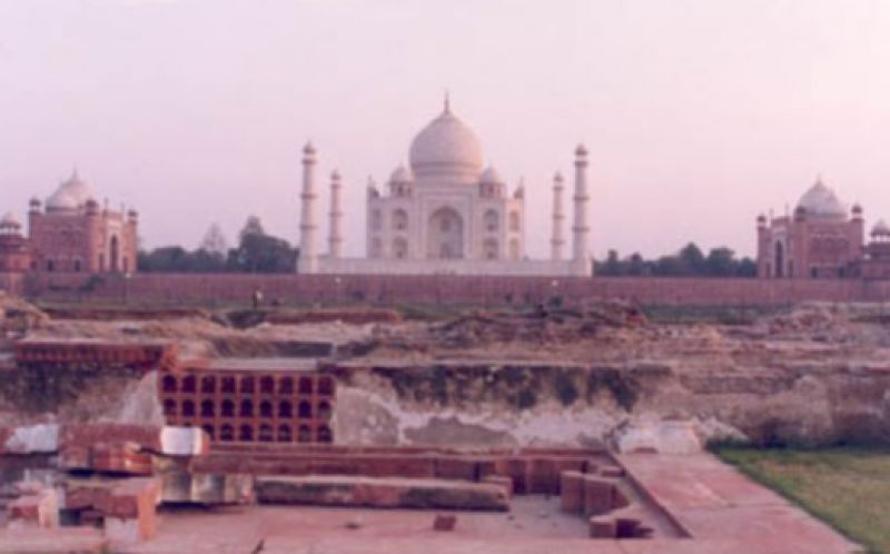 Taj Mahal surrounded by many dangers