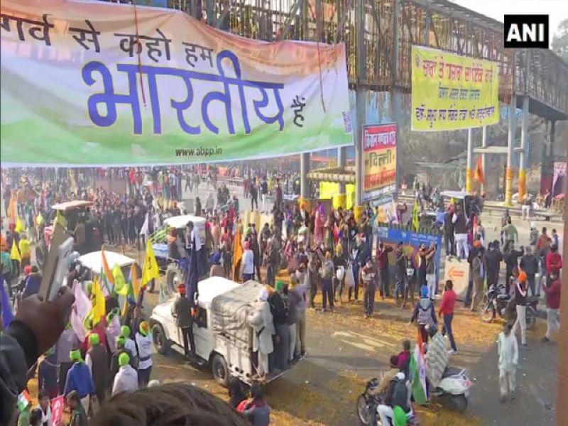 Locals in delhi shower flower petals on farmers 