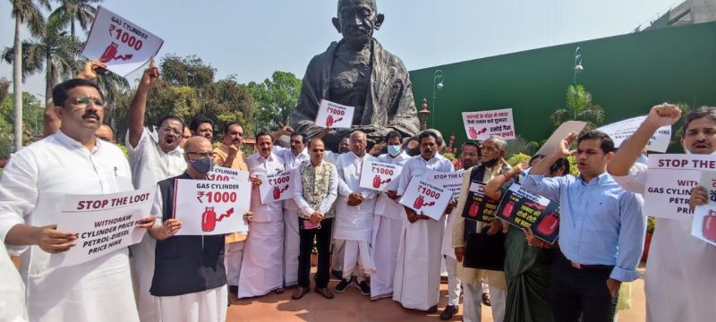 Congress MPs protest against rising oil prices in Parliament House complex