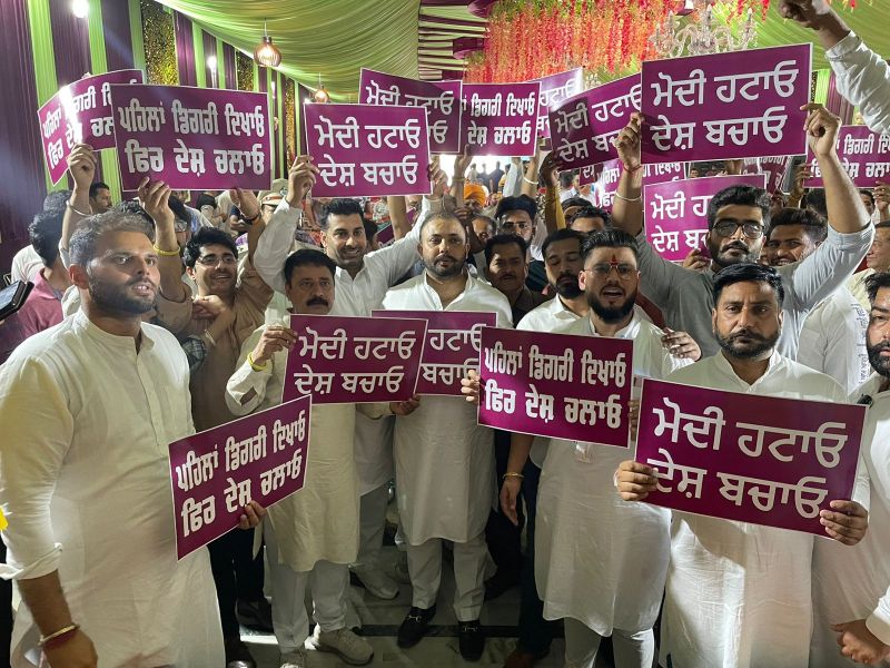 Aap student union protest in support of Modi hatao and desh bachao