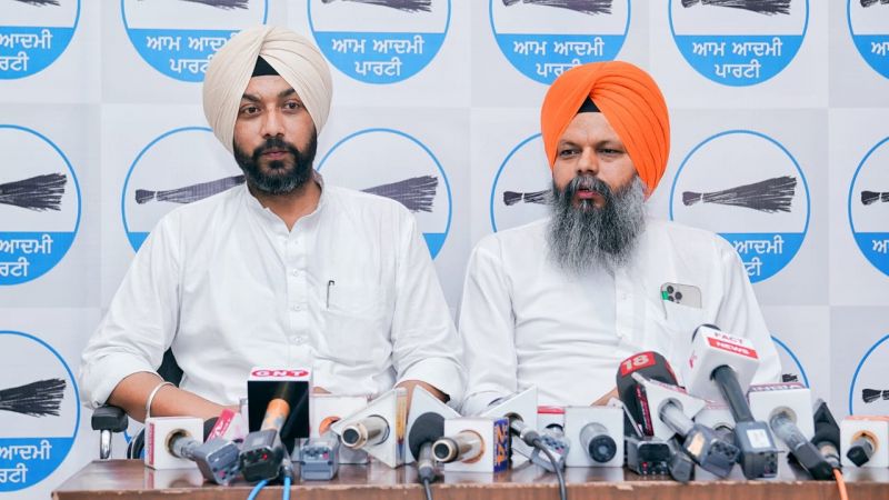  Sonia Gandhi must clarify her stand on Sunil Jakhar’s anti-dalit remark: AAP