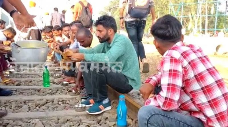 Farmers serve langar during Bharat Bandh 