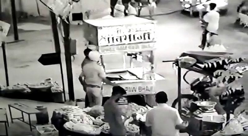 ASI of Punjab Police Slapped The Street Vendors 