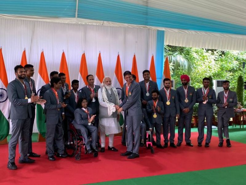 PM Modi met Indian contingent who participated in Tokyo Paralympics