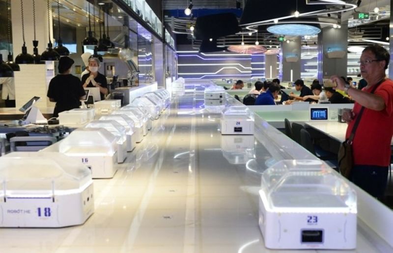 Robots replace waiters in China
