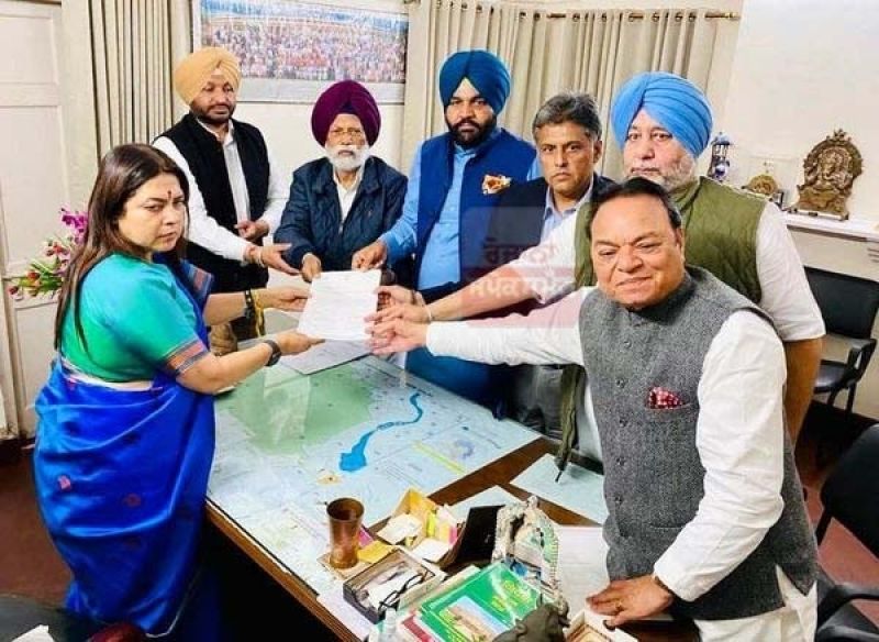 6 Congress MPs from Punjab meet Union Minister Meenakshi Lekhi