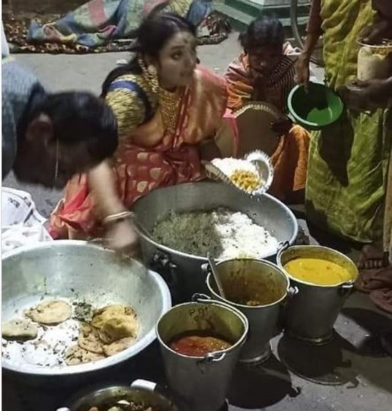 Woman Distributes Leftover Food From Brother's Wedding To The Needy Woman Distributes Leftover Food From Brother's Wedding To The Needy