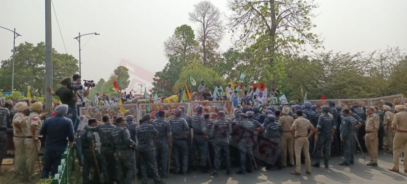 Farmers march towards Chandigarh breaking barricades