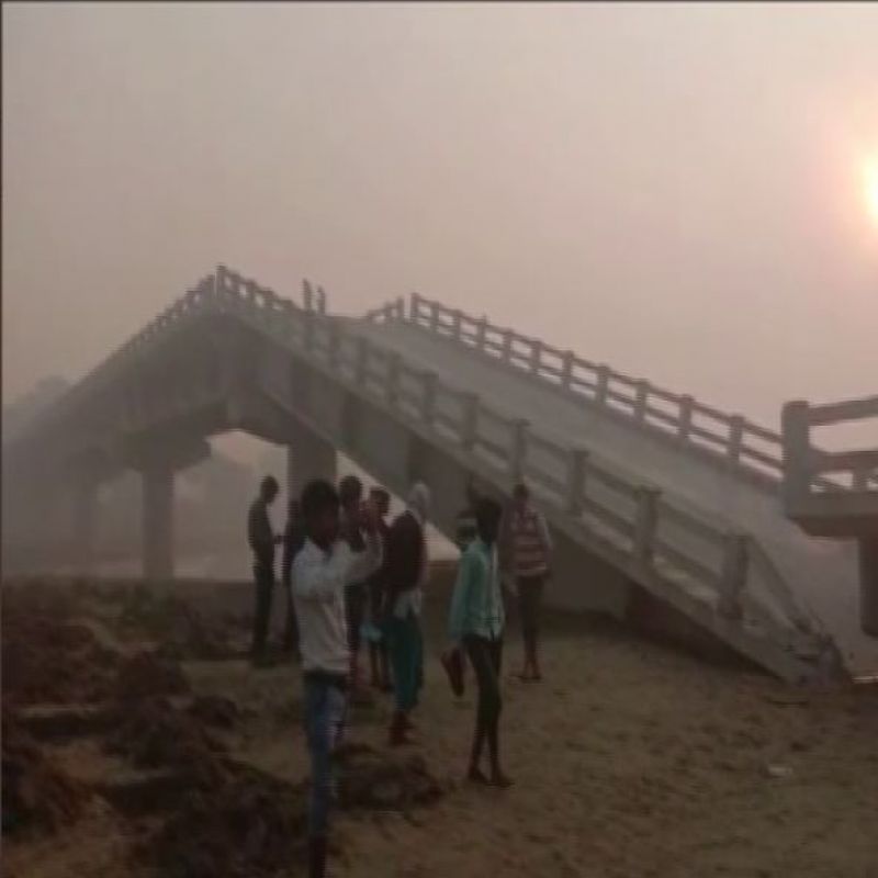 A bridge on the river Ramganga in UP suddenly collapsed A bridge on the river Ramganga in UP suddenly collapsed
