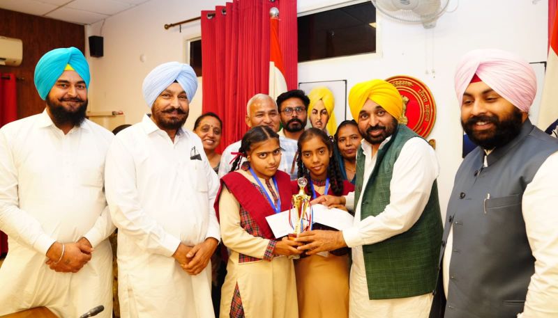 CM felicitates toppers of 8th exam with cash award of Rs 51,000 each