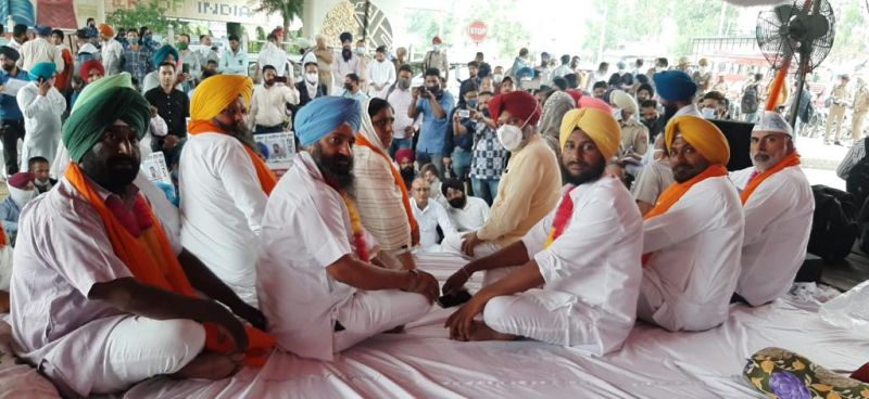 Aam Aadmi Party burns effigies of Captain and Bittu