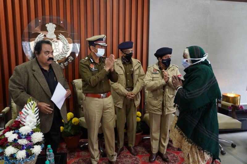 -Punjab Police’s Saanjh distribute “Packets of Joy and Cheer” under project Winter Warmth