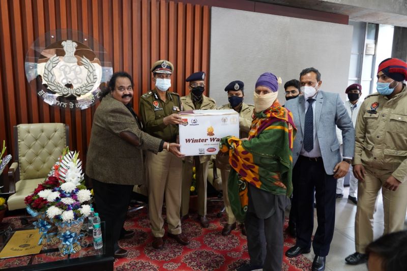 -Punjab Police’s Saanjh distribute “Packets of Joy and Cheer” under project Winter Warmth