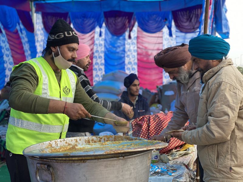 Aid India serving fresh meals to the protesting farmers 
