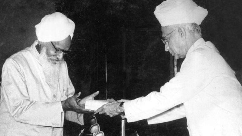 Nanak Singh receiving the 1962 Sahitya Akademi Award from president S. Radhakrishnan Nanak Singh receiving the 1962 Sahitya Akademi Award from president S. Radhakrishnan