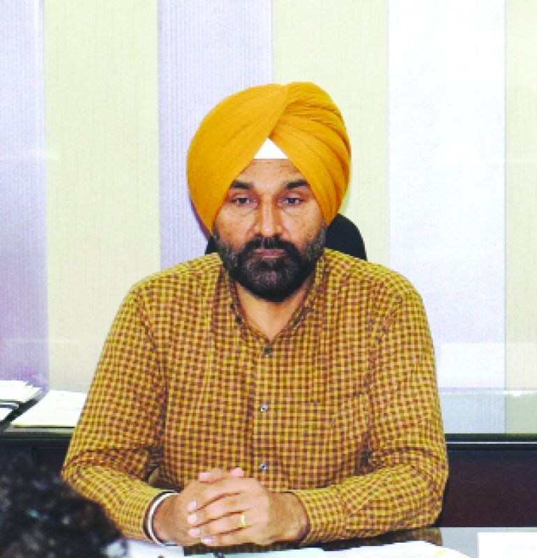 ਕੋਰੋਨਾ ਪੀੜਤਾਂ ਸਬੰਧੀ ਜਾਣਕਾਰੀ ਦਿੰਦੇ ਡਿਪਟੀ ਕਮਿਸ਼ਨਰ ਅਰਵਿੰਦਪਾਲ ਸਿੰਘ ਸੰਧੂ