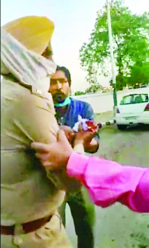 ਜ਼ਖ਼ਮੀ ਪੁਲਿਸ ਮੁਲਾਜ਼ਮ