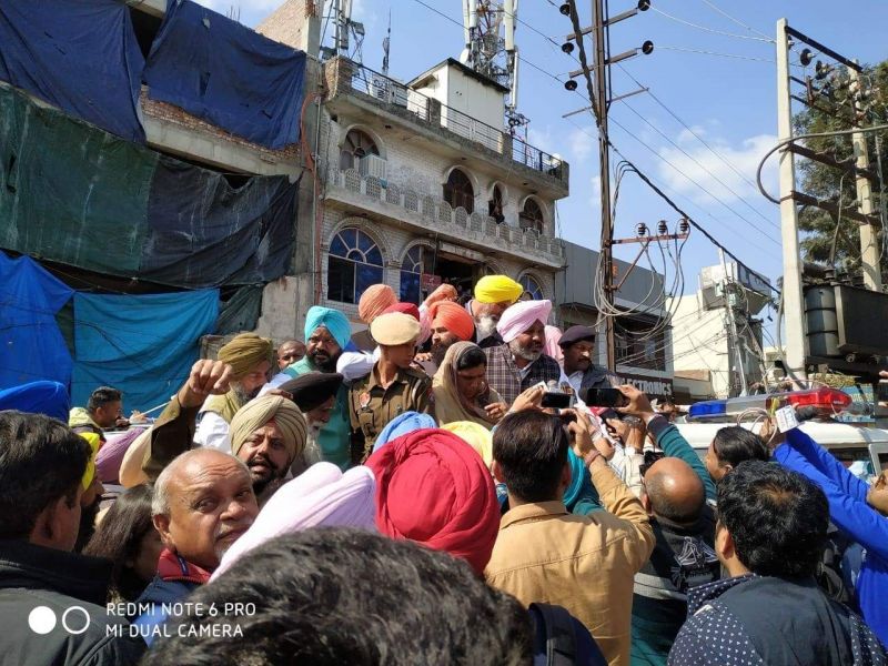 AAP leaders protest outside the official residence of Bharat Bhushan Ashu-1