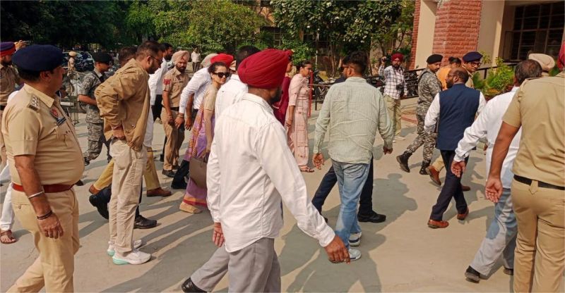 ਬਠਿੰਡਾ ਅਦਾਲਤ 'ਚ ਪੇਸ਼ੀ ਲਈ ਜਾਂਦੇ ਹੋਏ ਕੰਗਨਾ ਰਣੌਤ ਬਠਿੰਡਾ ਅਦਾਲਤ 'ਚ ਪੇਸ਼ੀ ਲਈ ਜਾਂਦੇ ਹੋਏ ਕੰਗਨਾ ਰਣੌਤ