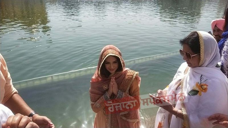 Harnaaz Kaur Sandhu at Darbar Sahib