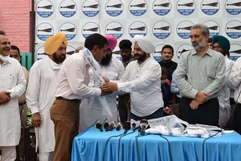 Hundreds of Congress leaders and volunteers join AAP