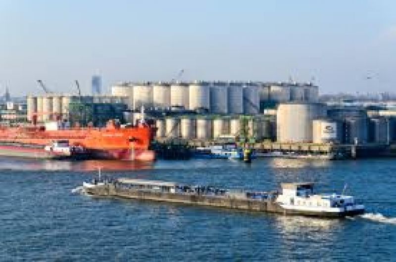 25 migrants found in refrigerated container heading to UK