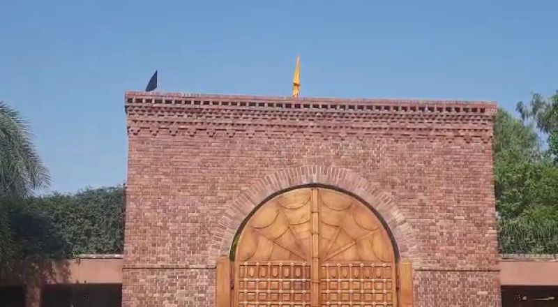 Badals hoists black flag at their residence