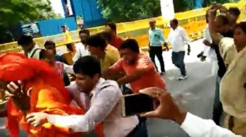 atal bihari vajpayee funeral manhandling with swami agnivesh in bjp head quarter atal bihari vajpayee funeral manhandling with swami agnivesh in bjp head quarter