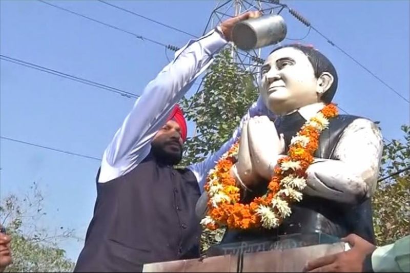 ਕਾਂਗਰਸੀ ਵਰਕਰ ਨੇ ਬੁੱਤ ਨੂੰ ਦੁੱਧ ਨਾਲ ਧੋਇਆ