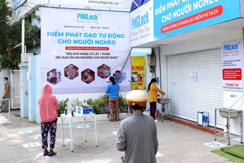 'Rice ATM' feeds Vietnam's poor during lockdown
