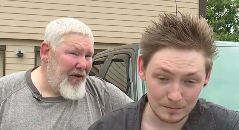 snake slithers on mans car as he and his dad drive down parallel parkway in kck