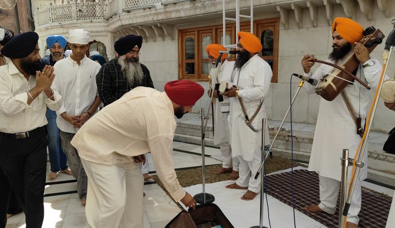 Gippy Grewal and Karan Johar paid obeisance at Sri Darbar sahib 