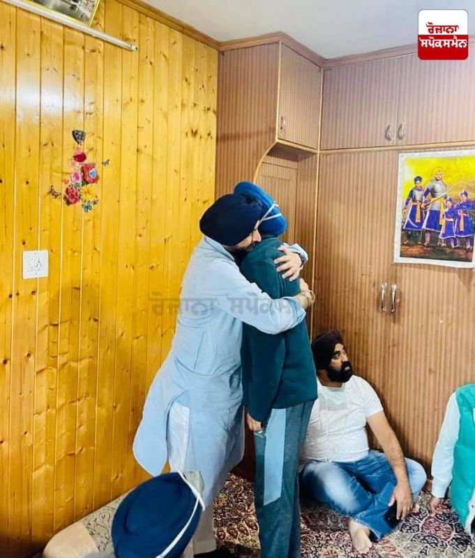 Ravneet Bittu meets family of teachers killed by militants in Srinagar