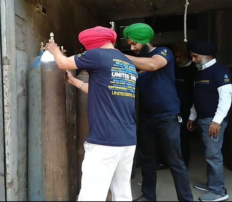 Free oxygen provided by United Sikhs in delhi Free oxygen provided by United Sikhs in delhi