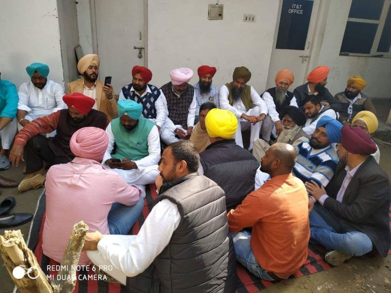 AAP leaders protest outside the official residence of Bharat Bhushan Ashu-2