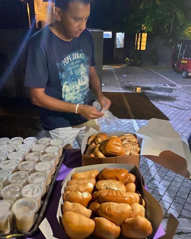 Former Sri Lankan cricketer distributes tea to needy