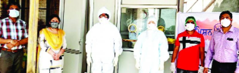 ਸਿਹਤ ਵਿਭਾਗ ਦੇ ਕਰਮਚਾਰੀ ਅਪਣੀ ਡਿਊਟੀ ਕਰਦੇ ਹੋਏ।