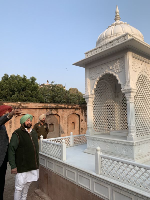 ਕੈਪਟਨ ਅਮਰਿੰਦਰ ਸਿੰਘ ਸ਼ਾਹੀ ਸਮਾਧਾਂ ਉਤੇ 