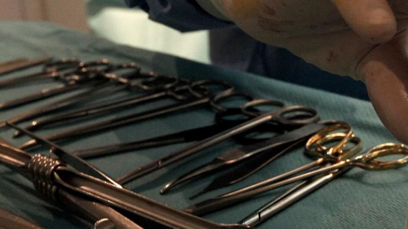 Doctors leave forceps in woman's abdomen