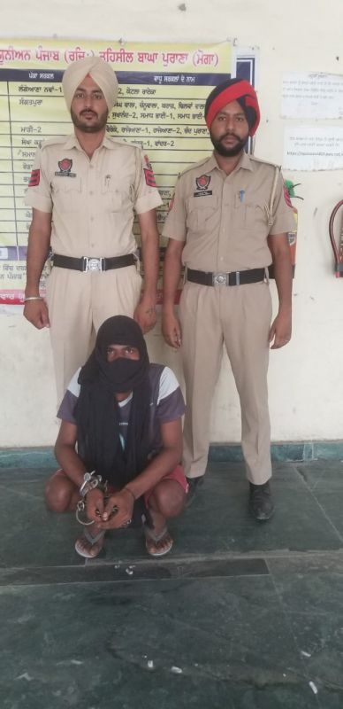 6 arrests including over 8 lakh drug money and narcotics 6 arrests including over 8 lakh drug money and narcotics