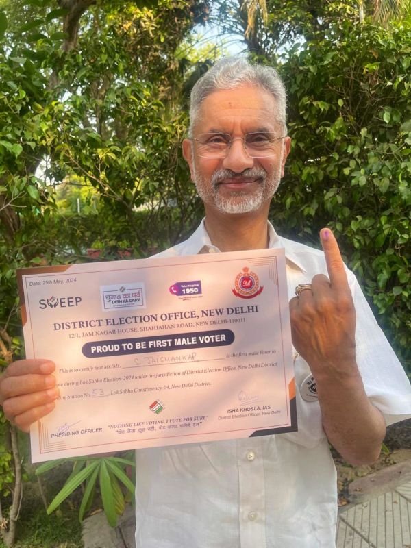 S Jaishankar Cast his Vote