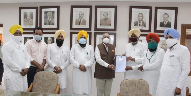 AAP submits memorandum to Punjab Governor for dismissal of corrupt ministers