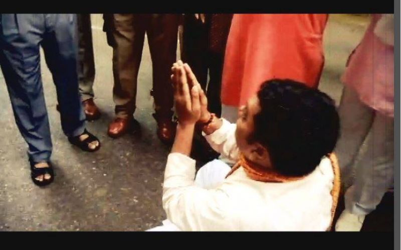 BJP leader drama on vehicle challan